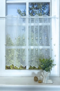 Fehér színű, romantikus fényáteresztő vitrázs sablé függöny, hímzett margaréta mintával egyedi méretre varrva